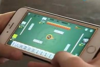男子在派出所用手机赌博当场被拘 手机赌博是不是触犯法律?